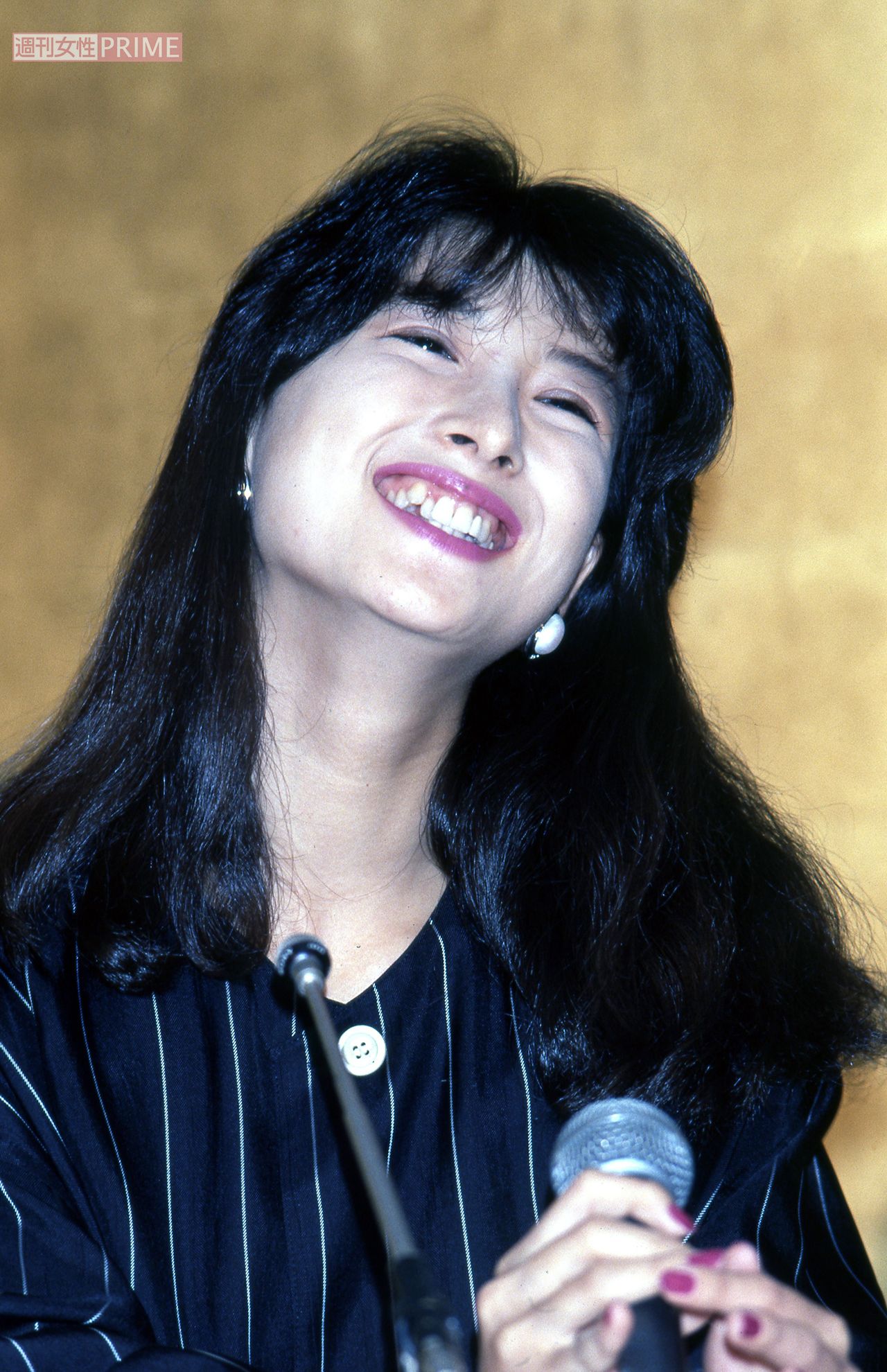 新曲発表会で笑顔を見せる河合奈保子