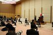 感染防止のため、首相会見では記者も十分な距離