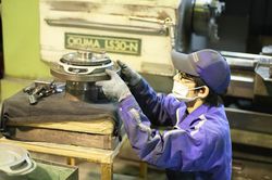 蓋と本体の接合部を計測しながら0.01mmの精度で削る。食材の旨みや栄養素を逃さない秘訣だ