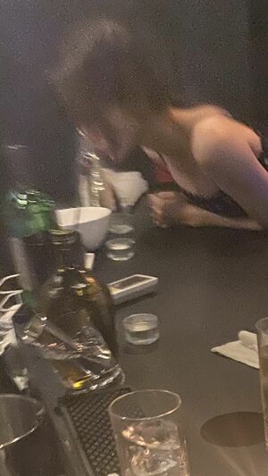 8月中旬、渋谷の隠れ家バーでラーメンを頬張る小倉ゆうか