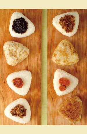安部氏が開発した「魔法の調味料」さえあれば簡単に作れる「おにぎり」。左上から「甘みそ」「味ごま」「ねり梅」「豚みそ」、右上から「おかか昆布」「きざみいなり」「たらこのたたき」「焼きおにぎり」（撮影：佳川奈央）