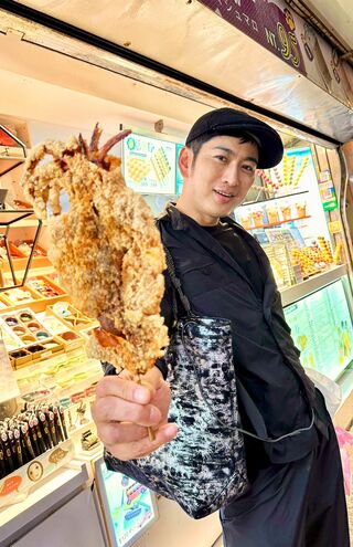 台湾グルメを満喫する松田悟志