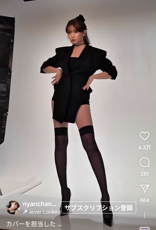 雑誌の表紙撮影で美脚を披露した小嶋陽菜（本人のインスタグラムより）