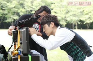 真剣な表情でモニターチェック。「あんまり見たくないなぁ」とおそるおそるモニターをのぞくも「うわ～!スゴイ、スゴイ!」とテンション↑　撮影／齋藤周造