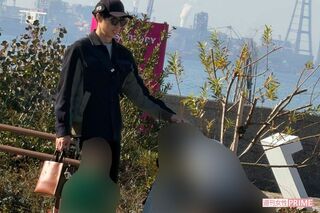 千葉・木更津にある海沿いの高級ホテルに家族と宿泊した小島よしお。ドイツ製の高級ベビーカーのほか、片手にはイタリア発の高級ブランド『マルニ』のバッグが