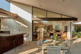 屋外にもリビングスペースが（米・不動産チェーン『Redfin』ホームページより）