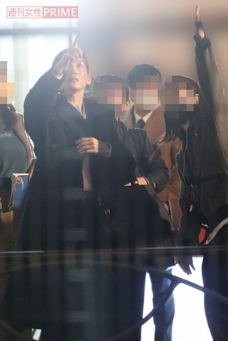 スタッフと打ち合わせをしながら、遠方を指さす綾瀬はるか