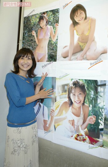 カレンダー発売握手会を行った小野真弓（2003年9月）