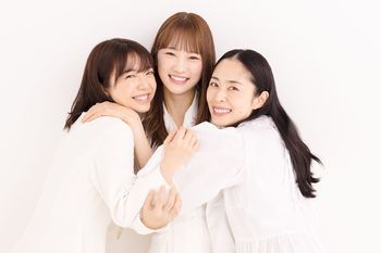 （左から）上白石、川栄、深津の３人のヒロインが時代を超えバトンをつなぐ!