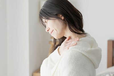 突然の激痛に医師が告げた「骨に“石”ができています」五十肩と勘違いしがちな中年女性に要注意の“病”