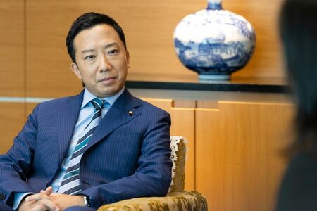 映画『劇場版　緊急取調室 THE　FINAL』予告動画では、猿之助が尊大な態度で物申す総理大臣役を好演。天海を圧倒している