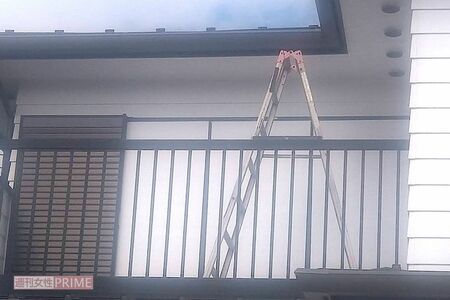 臼田敦伸容疑者が住んでいた自宅2階のベランダには脚立があった