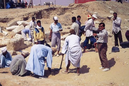 アブ・シール南丘陵発掘作業中