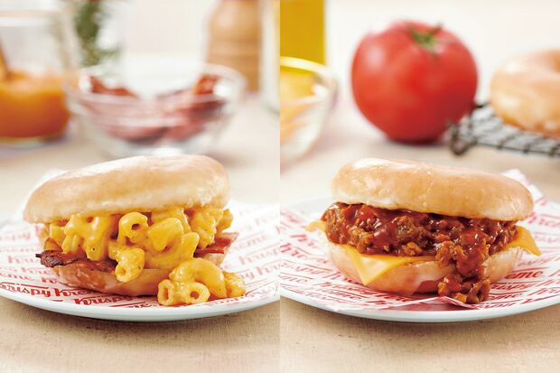 『スロッピー ジョー（ミートソース&チーズ）』（写真右）、『マッケンチーズ（マカロニ＆チーズ）』（写真左）ミートソースにサルサソースでピリ辛に仕上げた『スロッピー ジョー（ミートソース&チーズ）』（写真右）、アメリカのママの味、マカロニチーズグラタンをサンドした『マッケンチーズ（マカロニ＆チーズ）』ともに626円。第1次ブームを牽引した「クリスピー・クリーム・ドーナツ」は、日本上陸16年目でますます進化。「スーパーなどに専用キャビネットを置いて販売するなど、より身近な存在に」。さらに、定番の『オリジナル・グレーズド（R）』にミートソースなどを挟み“甘い×しょっぱい”のおかずドーナツも新展開。