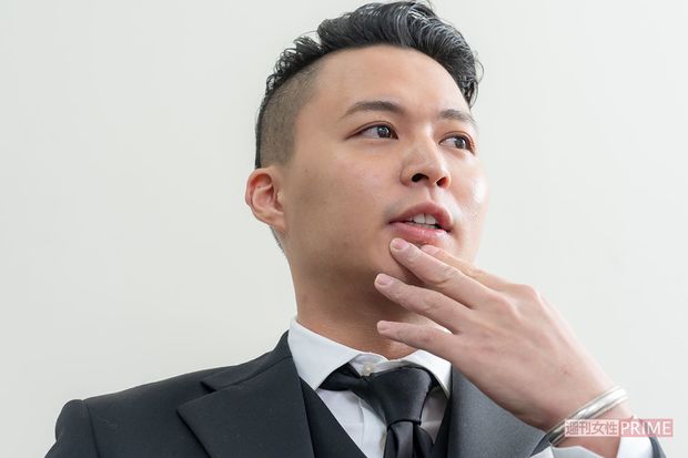 『週刊女性』のインタビューを受ける花田優一