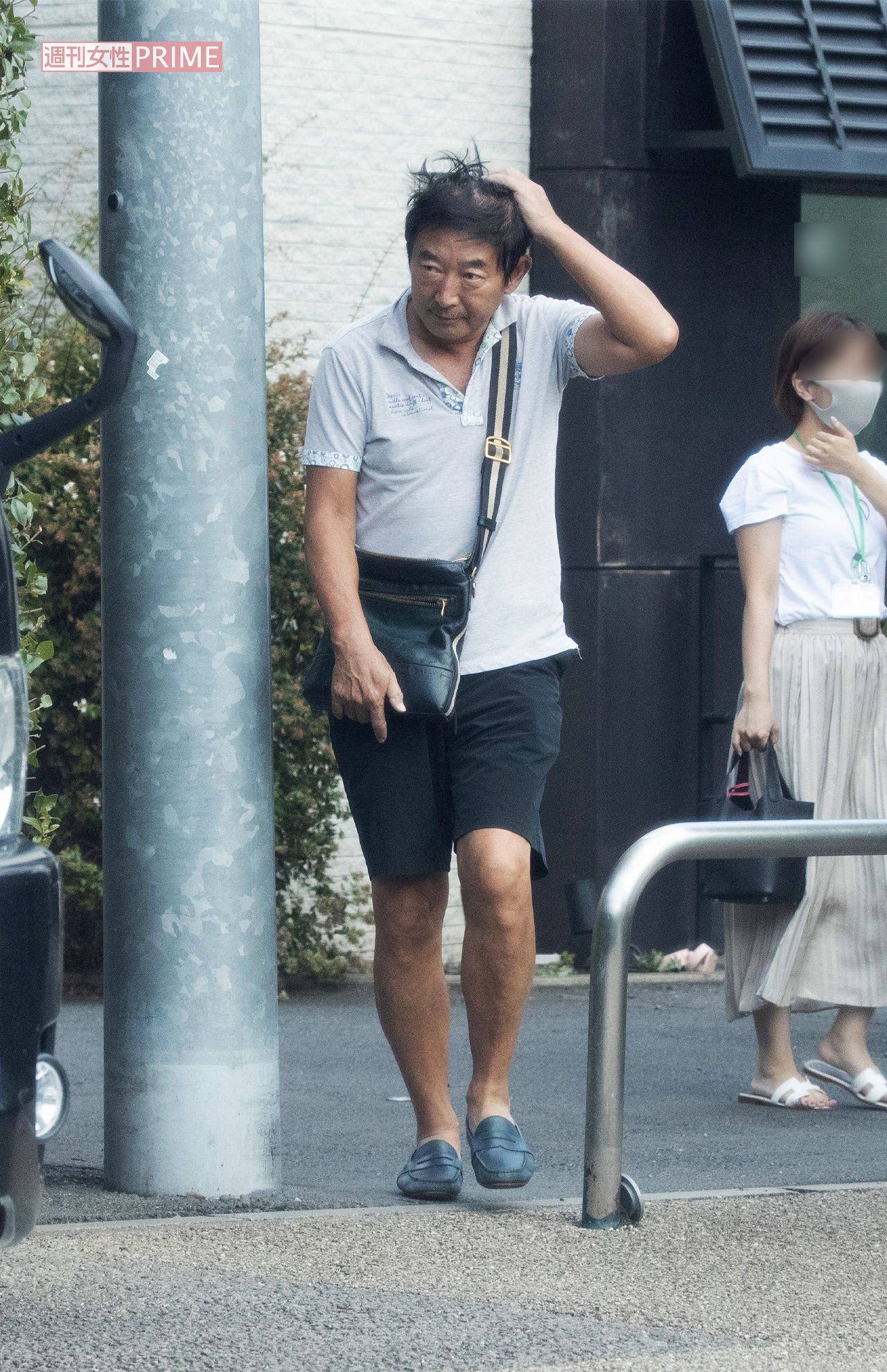 2020年9月、次女のキッズスクールの送迎にきた石田純一。他のママはマスクをしているが