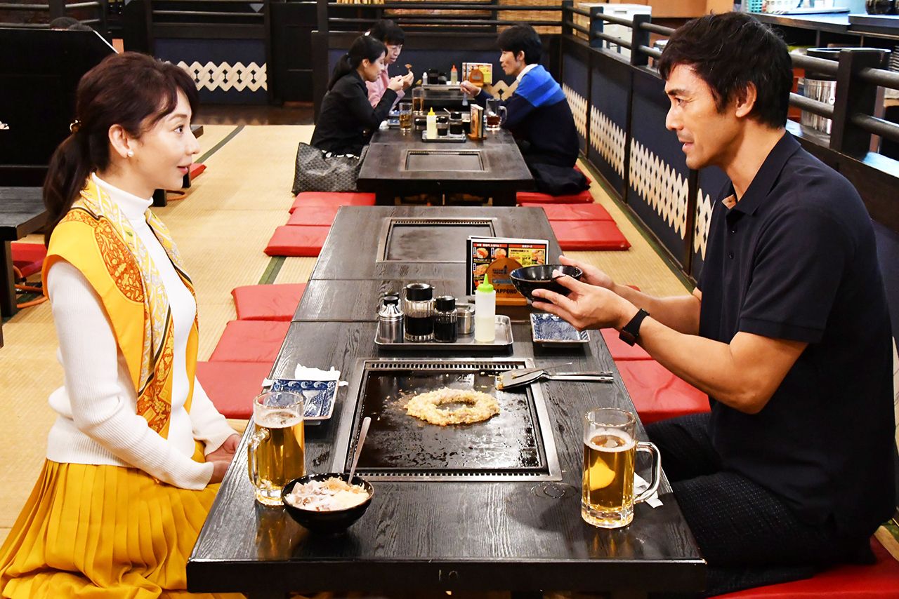 桑野と有希江のもんじゃ焼きデートのシーンは、前作のお好み焼きデートをオマージュした　(c)フジテレビ