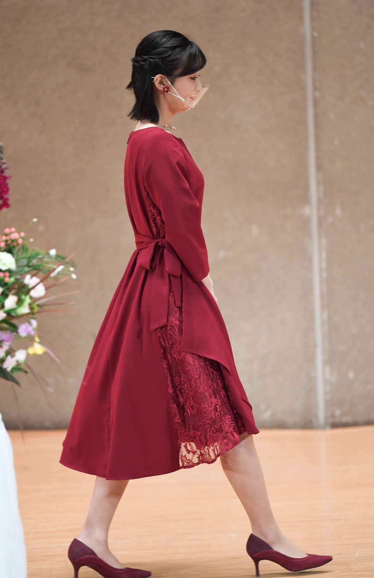 1月23日『第45回聴覚障害児を育てたお母さんをたたえる会』に出席された佳子さま。小物を含め、ワントーンコーディネート