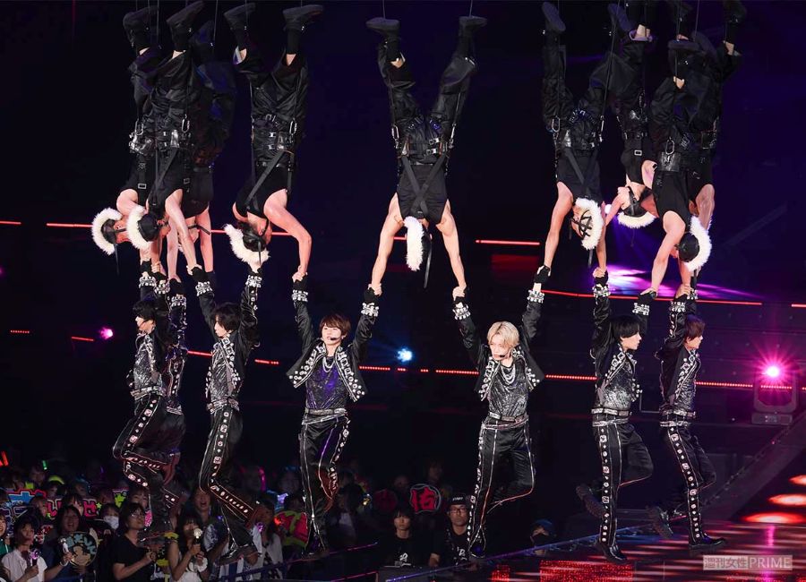 メンバー念願のフライングパフォーマンス　撮影／齋藤周造