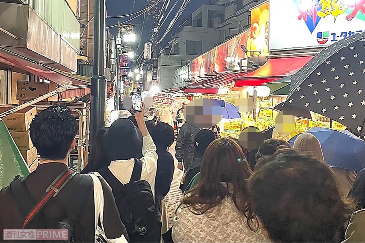 新しい地図のロケを一目見ようと殺到する人たち