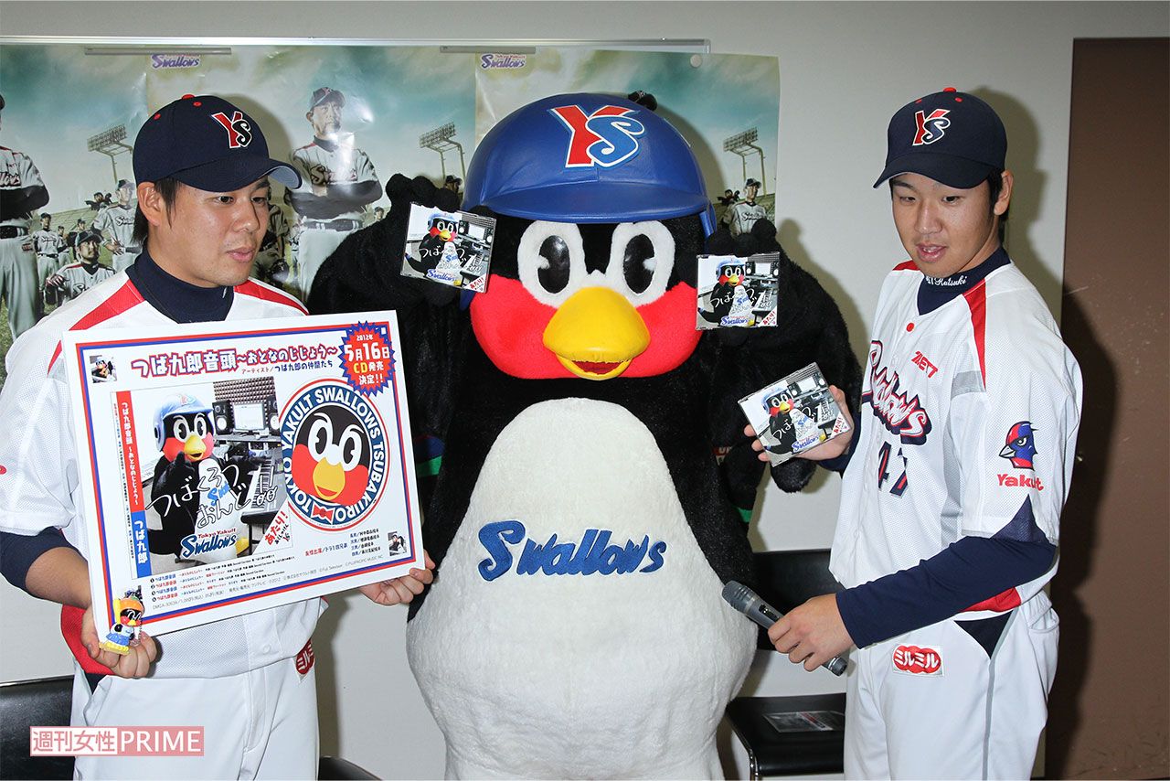 ヤクルトの球団マスコット「つば九郎」（2012年4月）