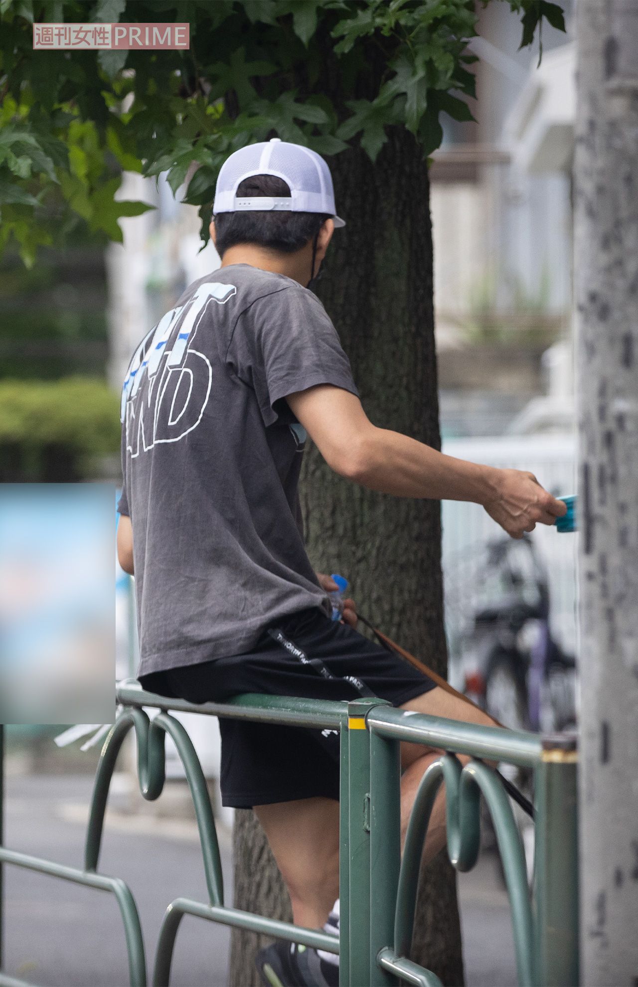 愛犬を散歩させる木村拓哉。アラフィフとは思えない若々しさ