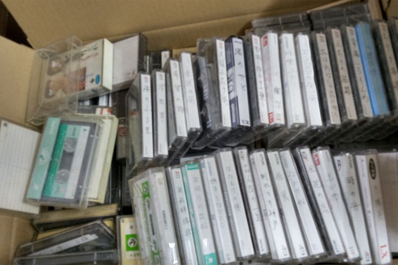 カラオケが趣味の母親が自分の歌を録ったテープの山。再生するデッキもないのに“捨てるな”と激怒　※画像はこかじさん提供