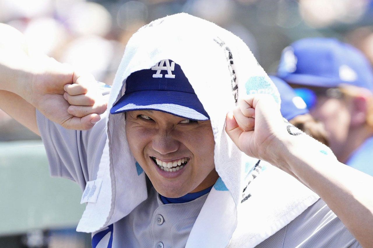 日本時間2025年8月22日、ベンチでリラックスして笑顔を見せる大谷翔平／共同通信