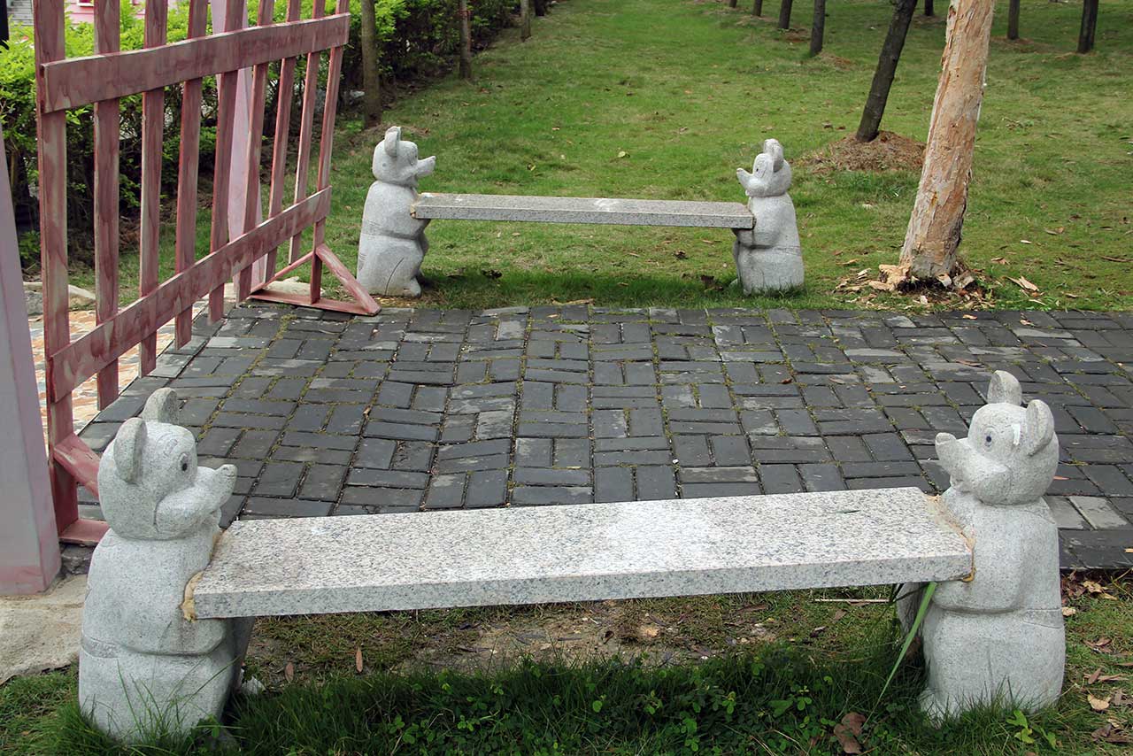 世界一有名なあのネズミが石のベンチに。これも隠れ〇ッキーなのかなぁ　撮影／関上武司さん