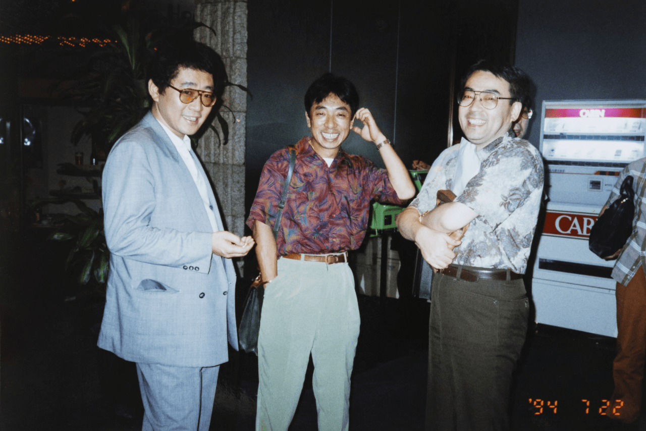 現在も所属する事務所シグマ・セブンの設立当初、立ち上げメンバーと窪田さん（中央）