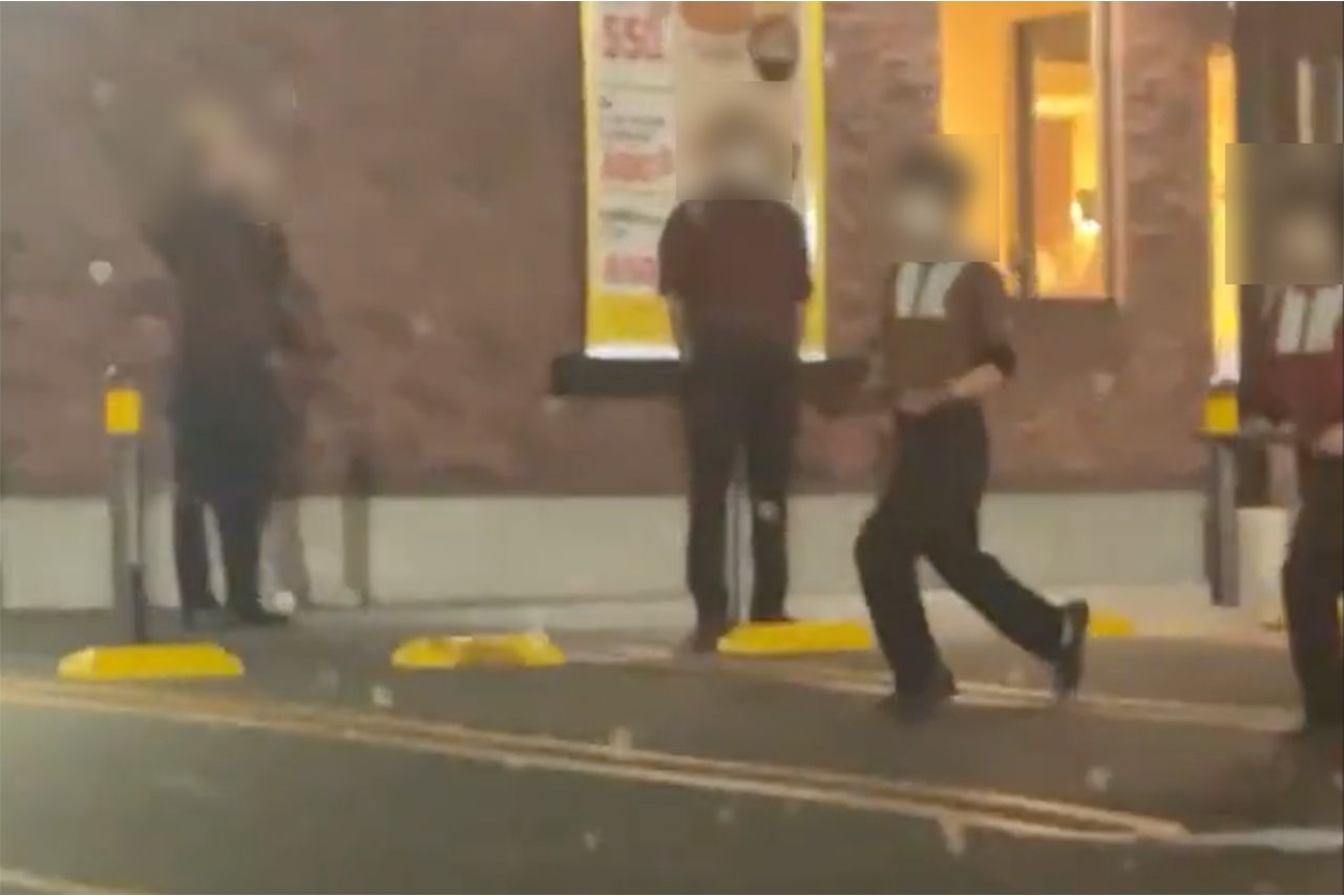 雪降る中、深夜に半袖で配膳トレーニングをする『すき家』店員（Twitterより）