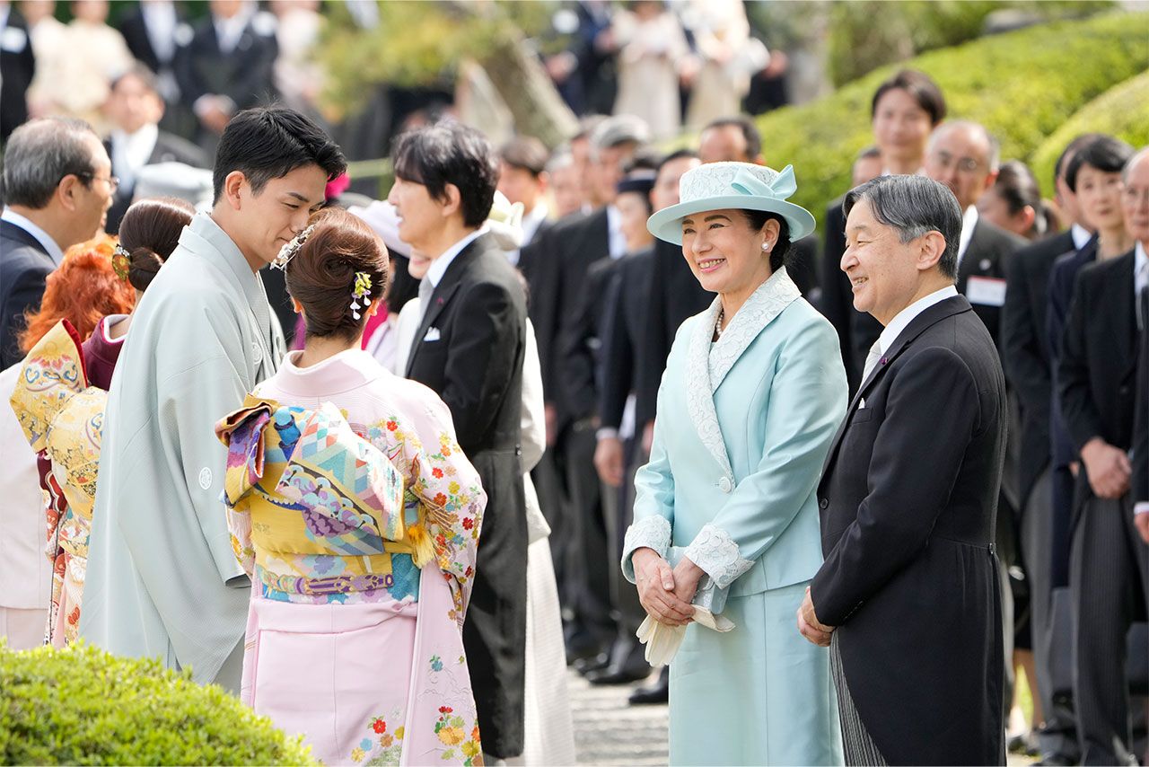 穏やかな笑みを携えて、りくりゅうペアとご歓談する天皇陛下と雅子さま