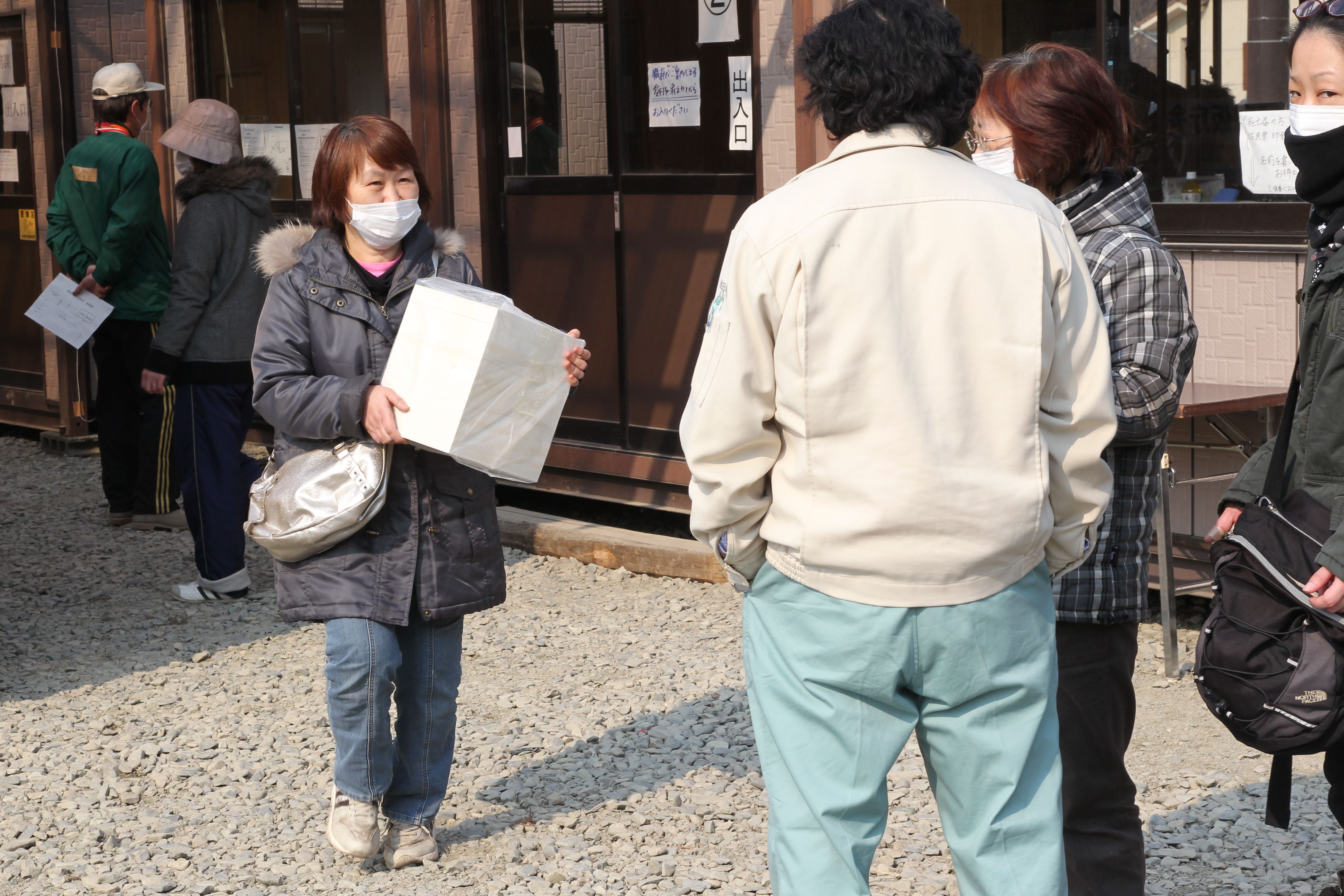 臨時の市役所では、骨壷が配布されていた（陸前高田市、2011年3月29日〜4月1日）