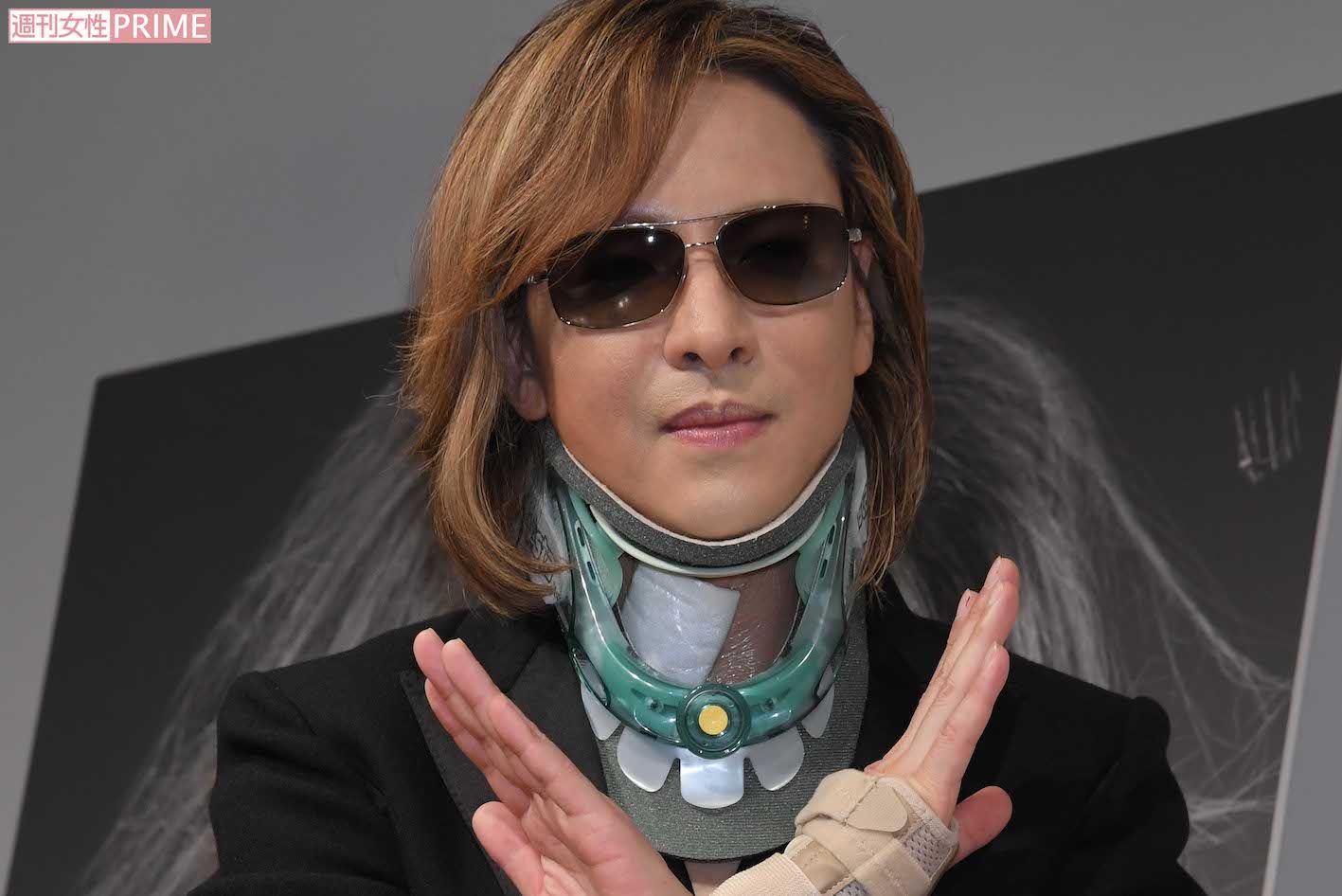X JAPANのYOSHIKI。“首のコルセット”までアニメでは再現されていた