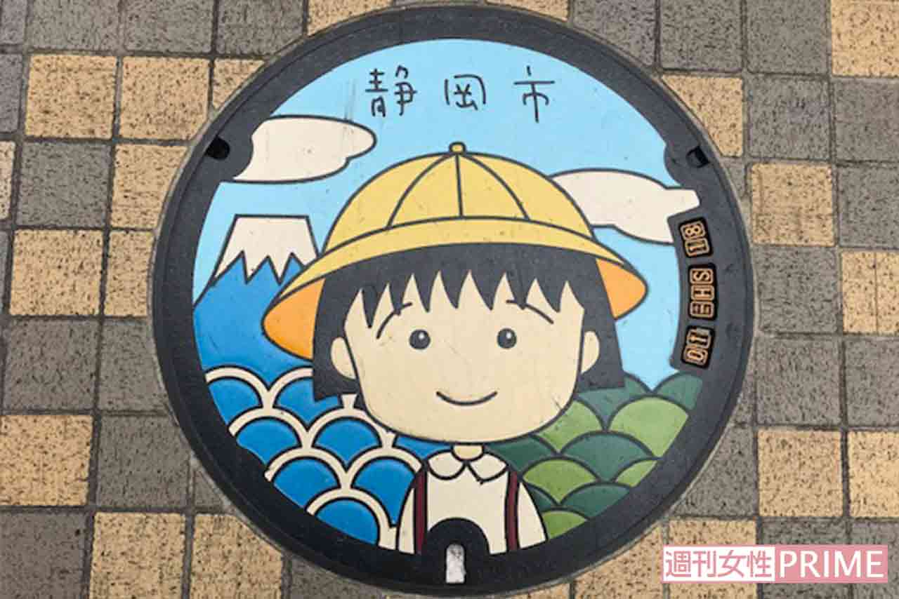 新静岡駅前に設置された、ちびまる子ちゃんのマンホール