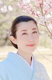千代里さん●エッセイスト。元新橋No.1芸者。芸者時代の経験を生かし、エッセイや講演で、心の持ち方や日本の伝統芸能の素晴らしさについて伝えている。著書に『捨てれば入る福ふくそうじ』、『福ふく恋の兵法』(ともにSDP)など。