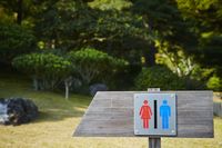 “ポルノキャンプ”でわいせつ撮影、逮捕された教師の自宅は中学校のグランド横だった