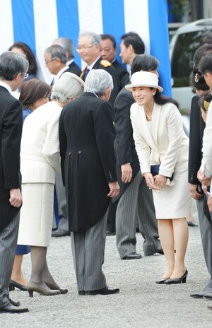 '16年春の園遊会に出席された雅子さま。中座する直前、両陛下（当時）にご挨拶を