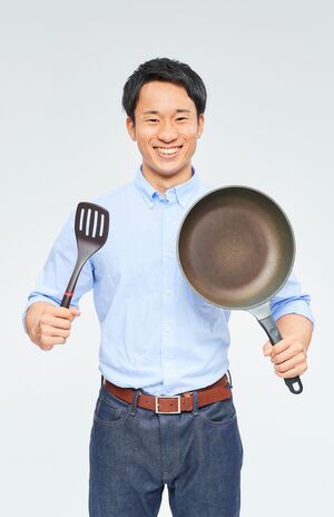 だれウマ●筋トレ好きの料理研究家／ダイエット料理研究家。YouTube登録者数68万人、SNS総フォロワー数170万人。「だれでも上手く、そしてウマく」をコンセプトに日々活動中。著書に『やせウマずぼら飯極』（扶桑社刊）など。〔写真／林紘輝（扶桑社）〕