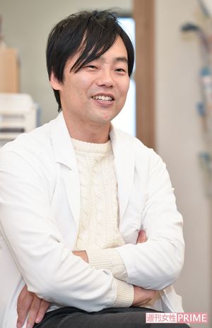 動かない左手のかわりに歯を使って、ファスナーを上げたり紐を結んだり。パソコンを打つのは遅いため、右手だけで早打ちできるiPhoneをメインに使うなど、工夫をしている　撮影／渡邉智裕