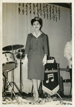 バスガイドの格好をする若かりしき日のコロムビア・ローズ