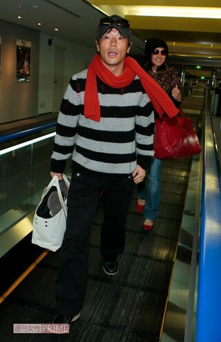 ハネムーン先のアフリカから帰国した陣内智則と藤原紀香（2008年1月）