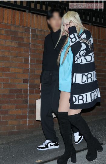 2023年2月、記者の直撃に困惑する加藤紗里と年下の経営者彼氏