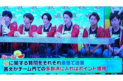 三宅が付けているものと同じ（フジテレビ系『VS嵐』2018年7月12日放送より）