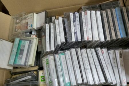 カラオケが趣味の母親が自分の歌を録ったテープの山。再生するデッキもないのに“捨てるな”と激怒　※画像はこかじさん提供