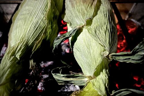 焚き火de焼きとうもろこし。皮をむきながらそのままかぶりついて。バターやしょうゆで味変しても