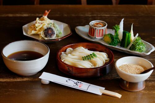 おめん＋鯖寿司2貫のセットは2170円。脂のりのいい鯖でボリューム満点！