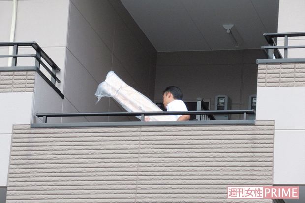 容疑者が姉と住んでいたアパートに家宅捜索が入った