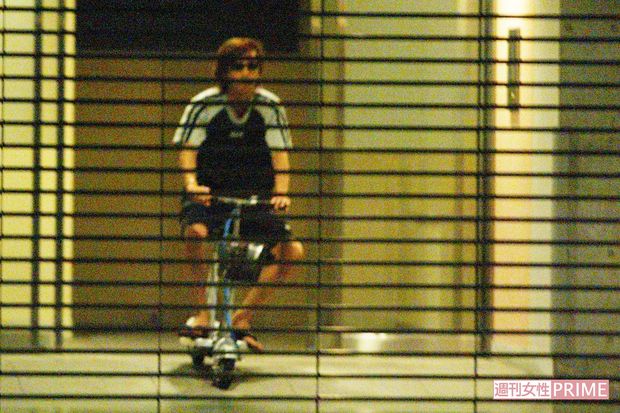 キックボードに乗って近所のコンビニに氷とタバコを買いにく中居正広