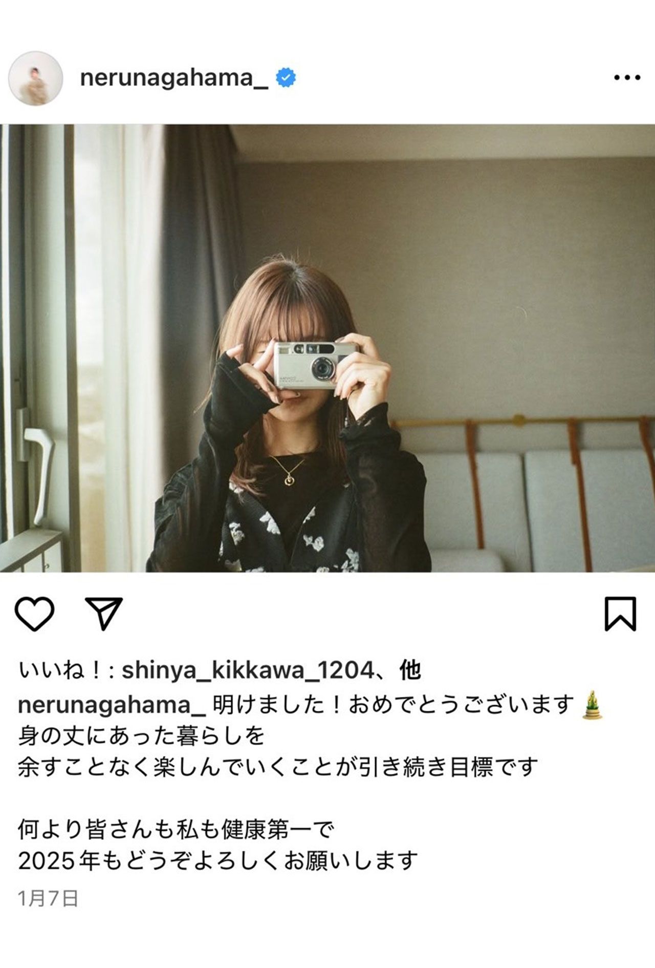 長濱ねるの新年の投稿。旅行ではフィルムカメラを持っていくというが、この写真は果たして……。（本人SNSより）